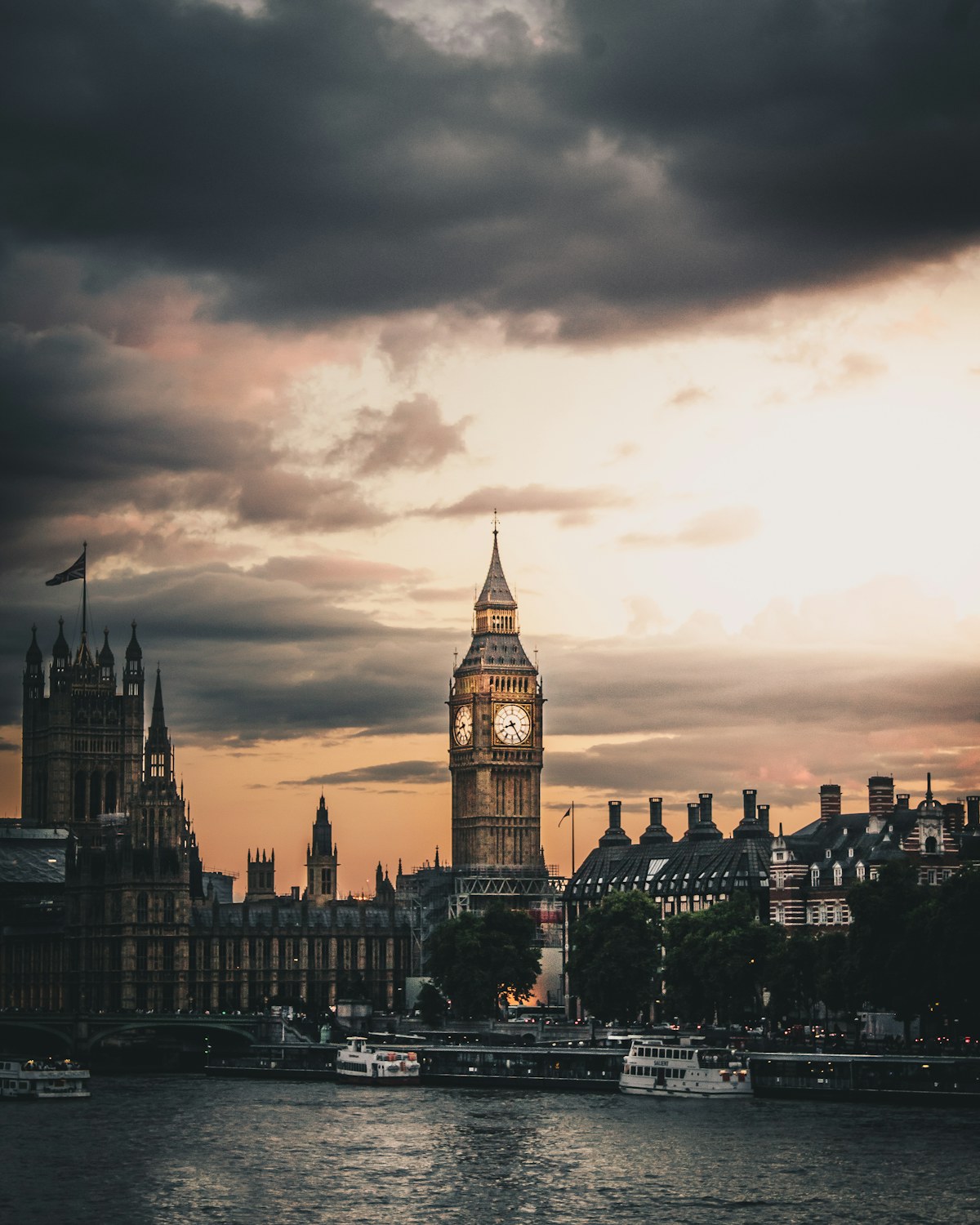London Canary Wharf financial district – IREIS Properties UK property specialists for Taiwanese buyers