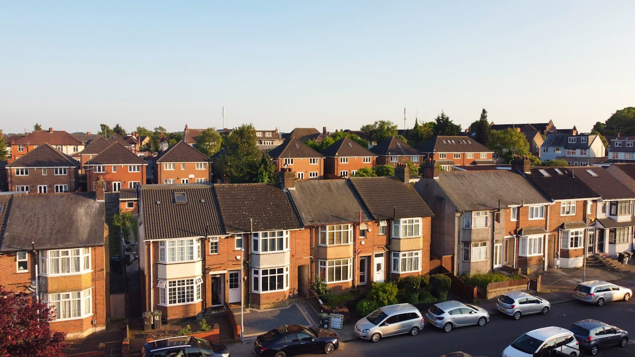 英式住宅社區街景,評估地段交通與生活機能